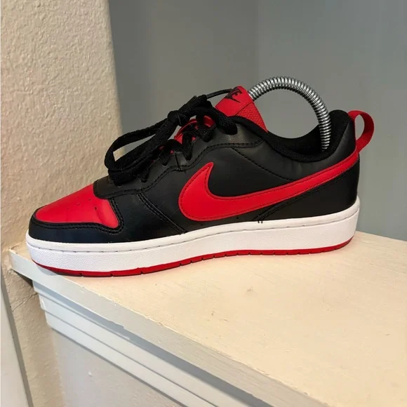 Nike Boys Court Borough Low 2 GS 'Bred' BQ5448-007 Sneakers- Size 5Y - Picture 3 of 9